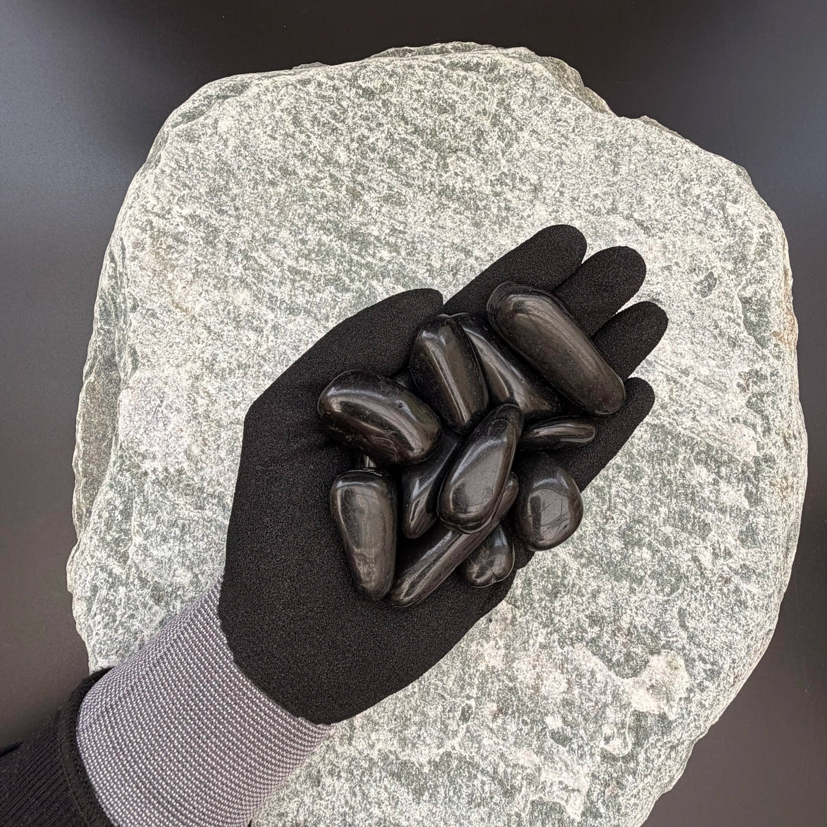High Gloss Black Pebbles 10-30mm – Premium Decorative Stones